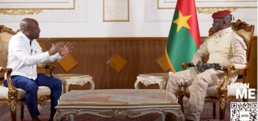 Alain Foka, légende vivante du journalisme africain, interviewe le président de transition du Burkina Faso